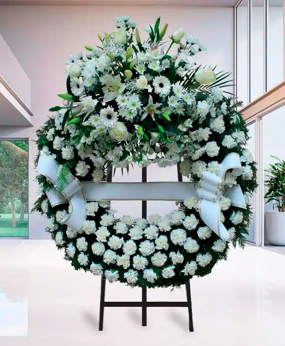 Corona Funeraria de claveles blancos para Tanatori El Vendrell